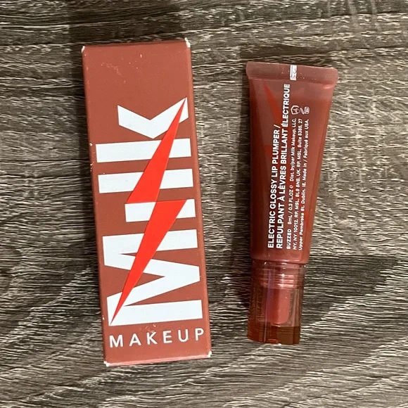 MILK MAKEUP Buzzed Electric Glossy Lip Plumper
hydrating lip plumper - Picture 2 of 8